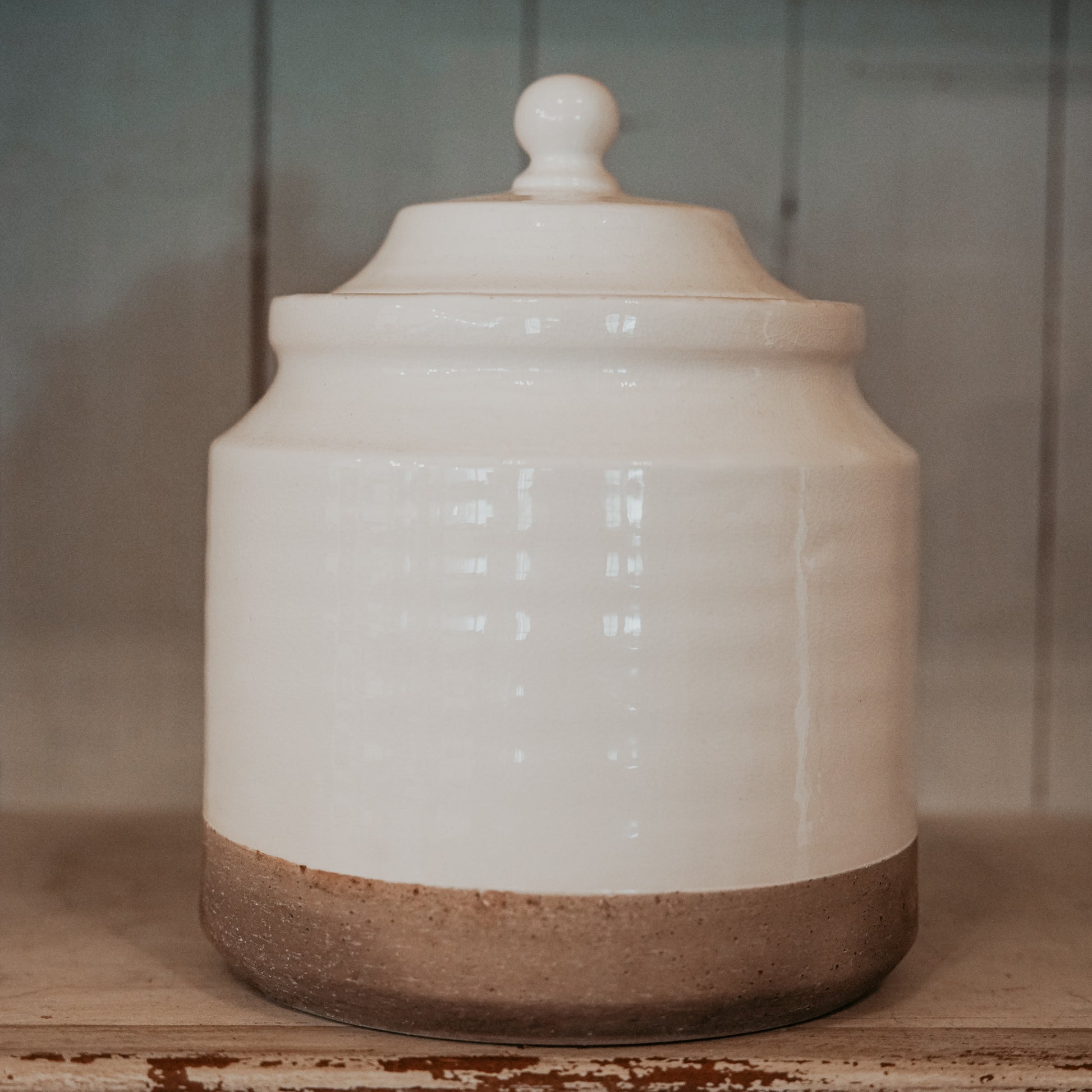 White rimmed ceramic modern farmhouse cookie jar. Heavy. Excellent  condition.😊